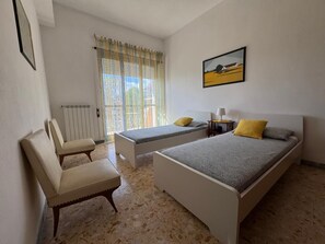 3 bedrooms, iron/ironing board, free WiFi, bed sheets - Panoramic 20 min from Trastevere and Vatican. Market Balcony WIFI AC (Roma)