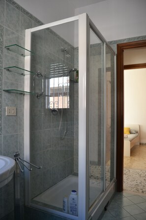 Shower, hair dryer, towels, soap - Panoramic 20 min from Trastevere and Vatican. Market Balcony WIFI AC (Roma)