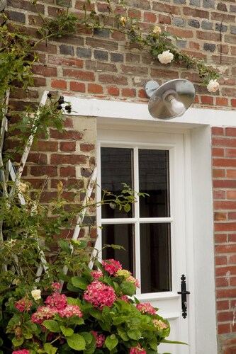 Small house in town center with large garden, quiet and comfortable, sleeps 2-4