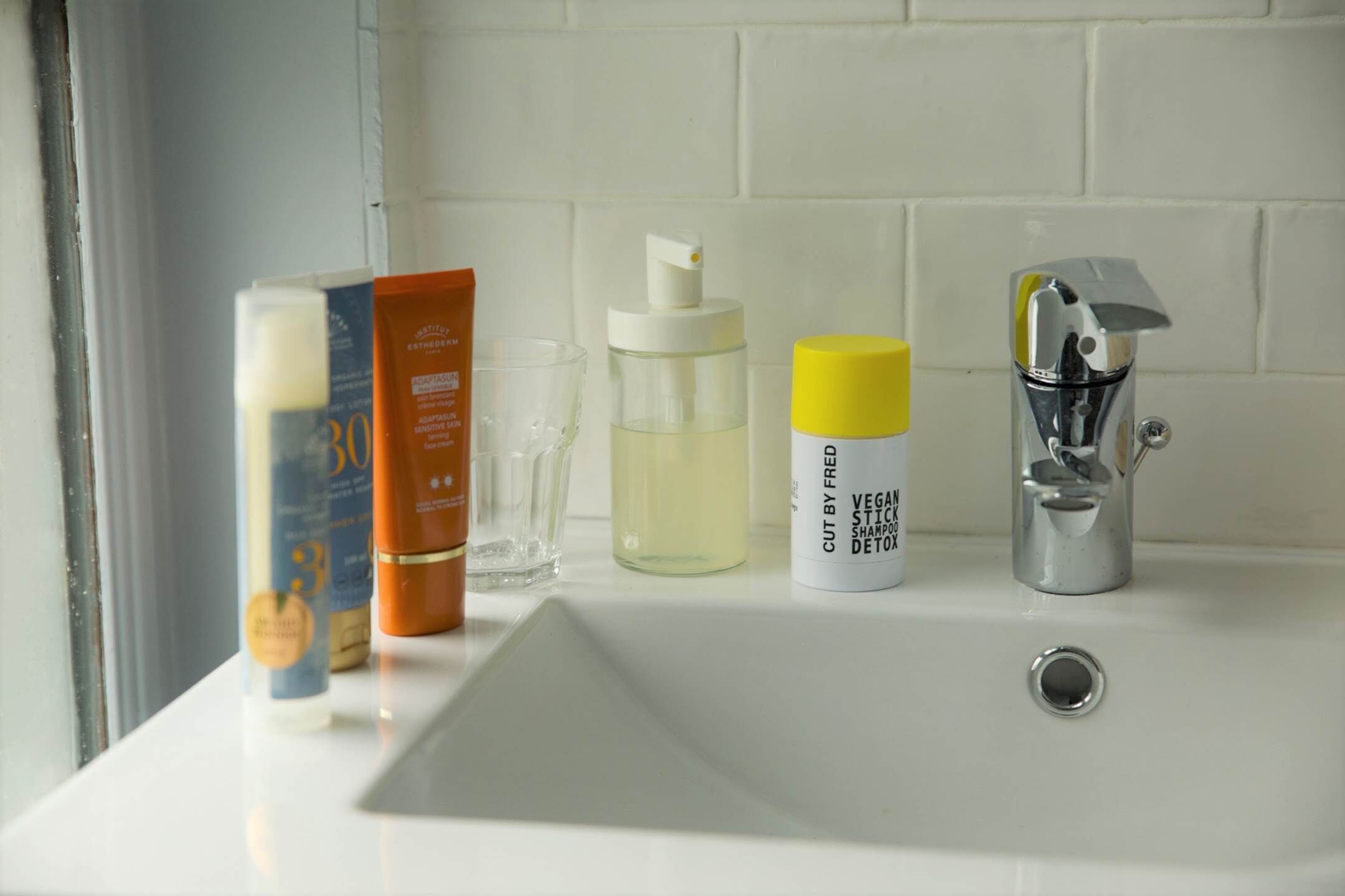 Articles de toilette écologiques, sèche-cheveux, serviettes fournies