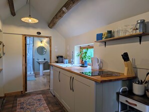 Fridge, oven, stovetop, coffee/tea maker