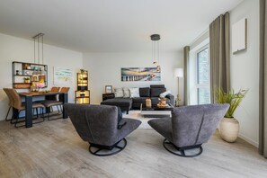 Téléviseur, livres, chaîne audio