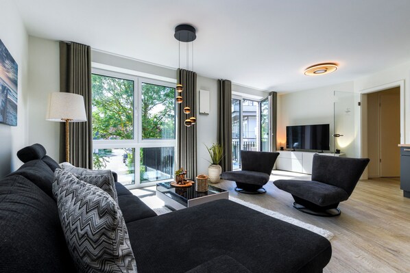 Téléviseur, livres, chaîne audio