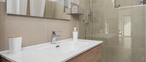 Secadora de cabello, toallas, jabón, papel de baño