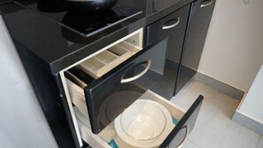 Geladeira, micro-ondas, cooktop, talheres/pratos/utensílios de cozinha
