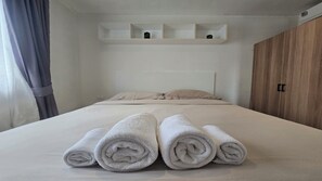 Coffres-forts dans les chambres, bureau, fer et planche à repasser