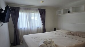 Departamento básico, balcón, vista al jardín | Caja de seguridad en la habitación y escritorio 