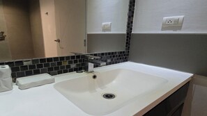 Buồng tắm vòi sen, đồ dùng nhà tắm miễn phí, máy sấy tóc, khăn tắm