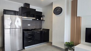 Tủ lạnh, lò vi sóng, bếp nấu, dụng cụ nấu nướng/bát dĩa/dao nĩa