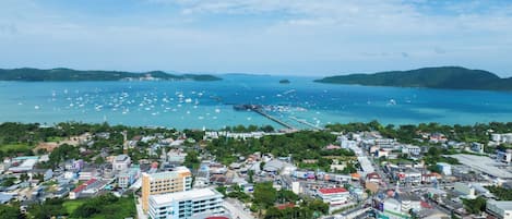 Une ville côtière dotée d’un port de plaisance, de bâtiments et offrant une vue dégagée sur la mer.