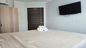 Apartamento básico, sacada, vista para o jardim | Cofres nos quartos, escrivaninha, ferros/tábuas de passar roupa