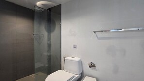 Shower, free toiletries, hair dryer, towels - Island Escape 1BR T1-206 (Chalong)