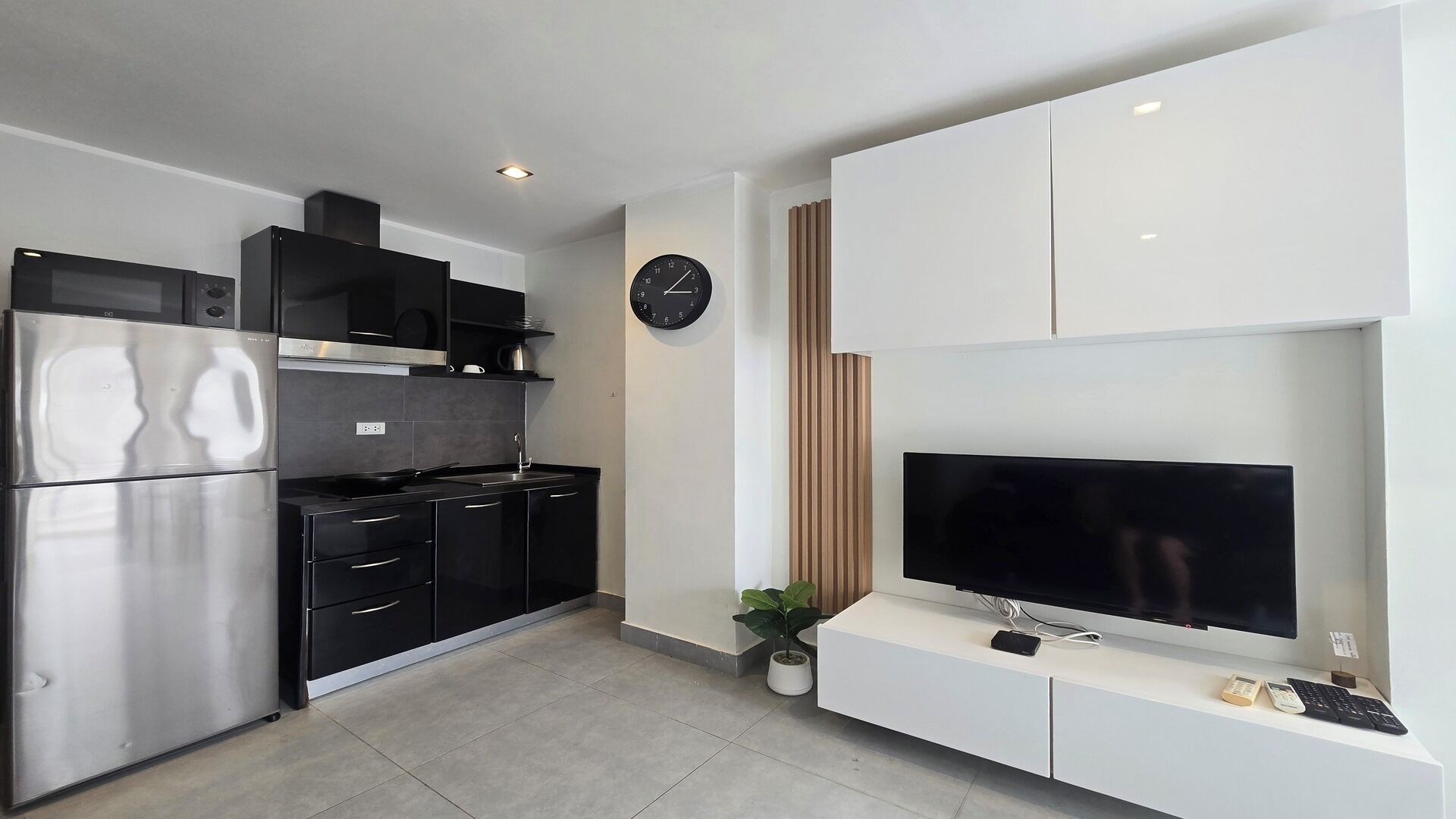 Fridge, microwave, stovetop, cookware/dishes/utensils