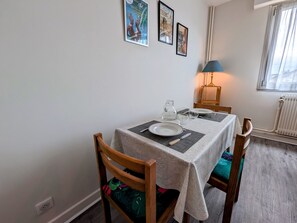 Dining - Cozy apartment in the heart of Luxeuil-les-Bains near spas (Luxeuil-les-Bains)