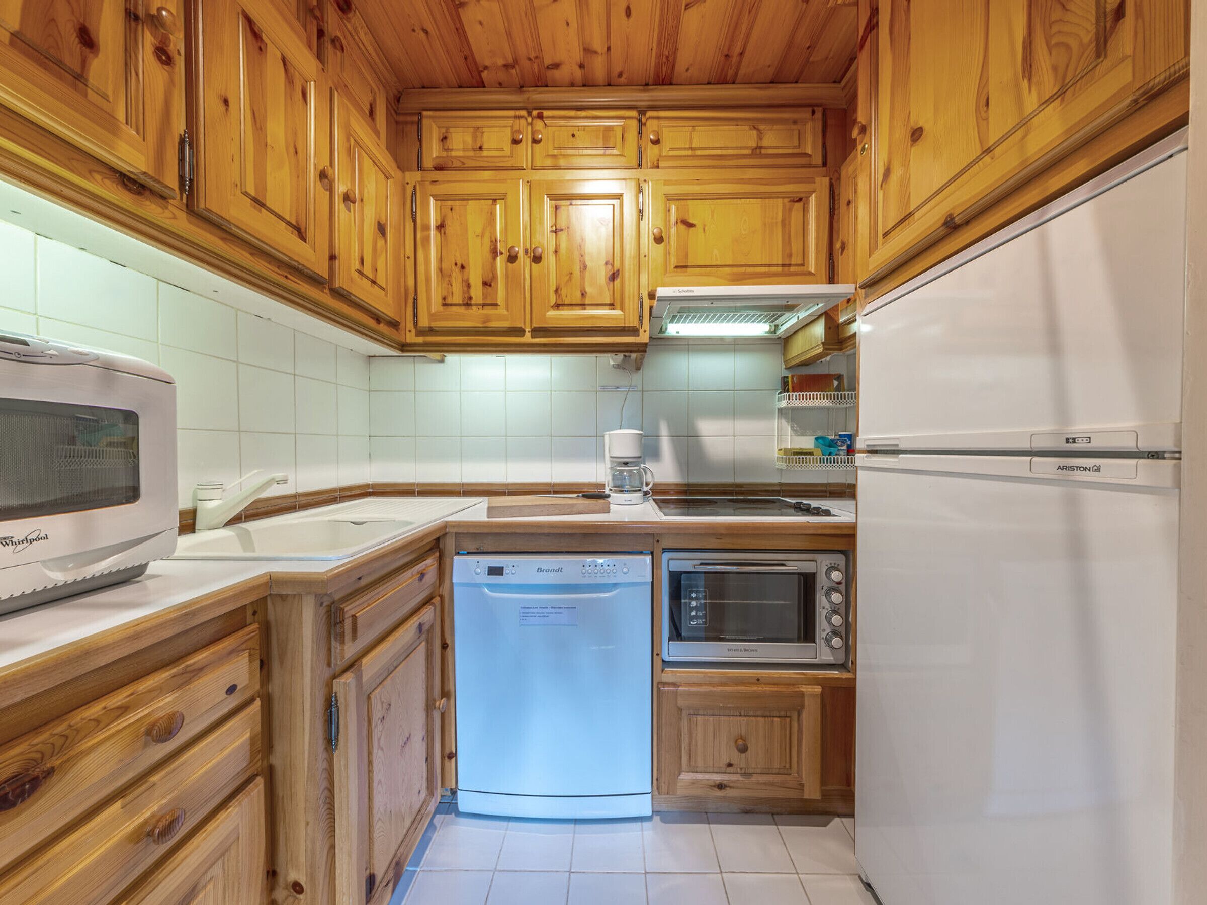 ثلاجة، فرن، موقد طهي مسطح، غسالة أطباق