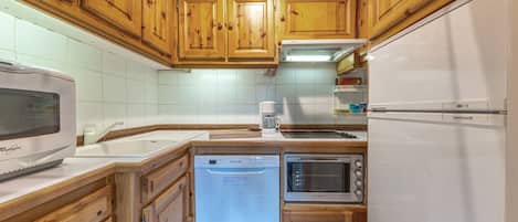 Fridge, oven, stovetop, dishwasher