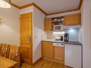 Réfrigérateur, four à micro-ondes, lave-vaisselle