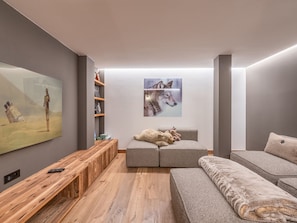 TV, fireplace - Stunning chalet in Chamonix with jacuzzi and sauna (Chamonix-Mont-Blanc)