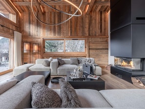 TV, fireplace - Stunning chalet in Chamonix with jacuzzi and sauna (Chamonix-Mont-Blanc)