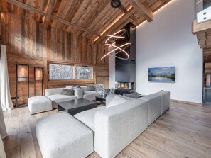 Televisión y chimenea 