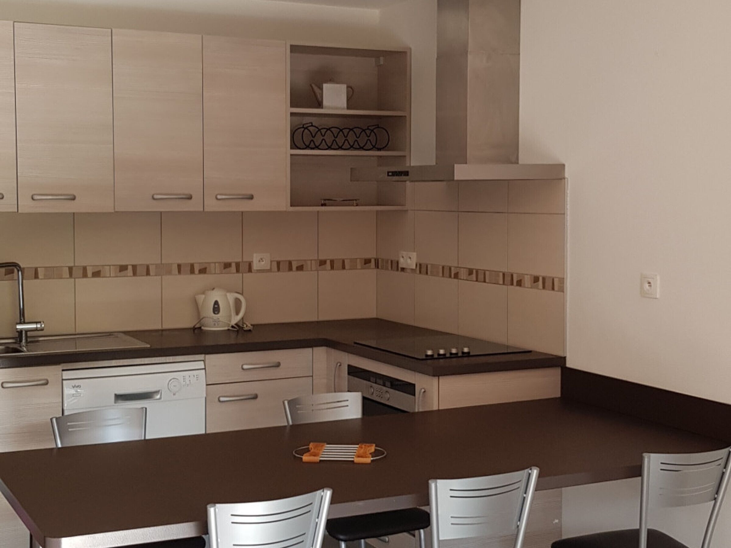 Kjøleskap, mikrobølgeovn, ovn og oppvaskmaskin