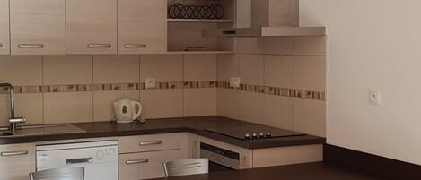 Kühlschrank, Mikrowelle, Ofen, Geschirrspüler