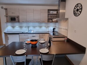 Kühlschrank, Mikrowelle, Ofen, Geschirrspüler
