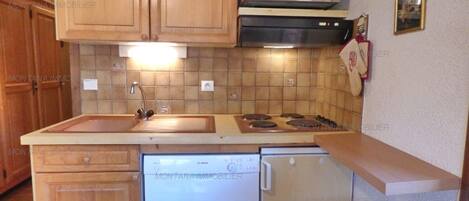 Réfrigérateur, micro-ondes, lave-vaisselle, cafetiÚre/bouilloire