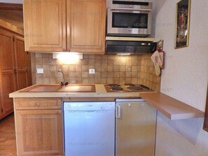 Réfrigérateur, four à micro-ondes, lave-vaisselle, cafetière-théière