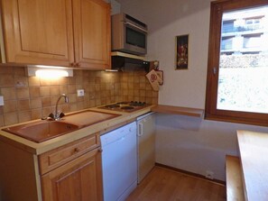 Réfrigérateur, four à micro-ondes, lave-vaisselle, cafetiÚre-théiÚre