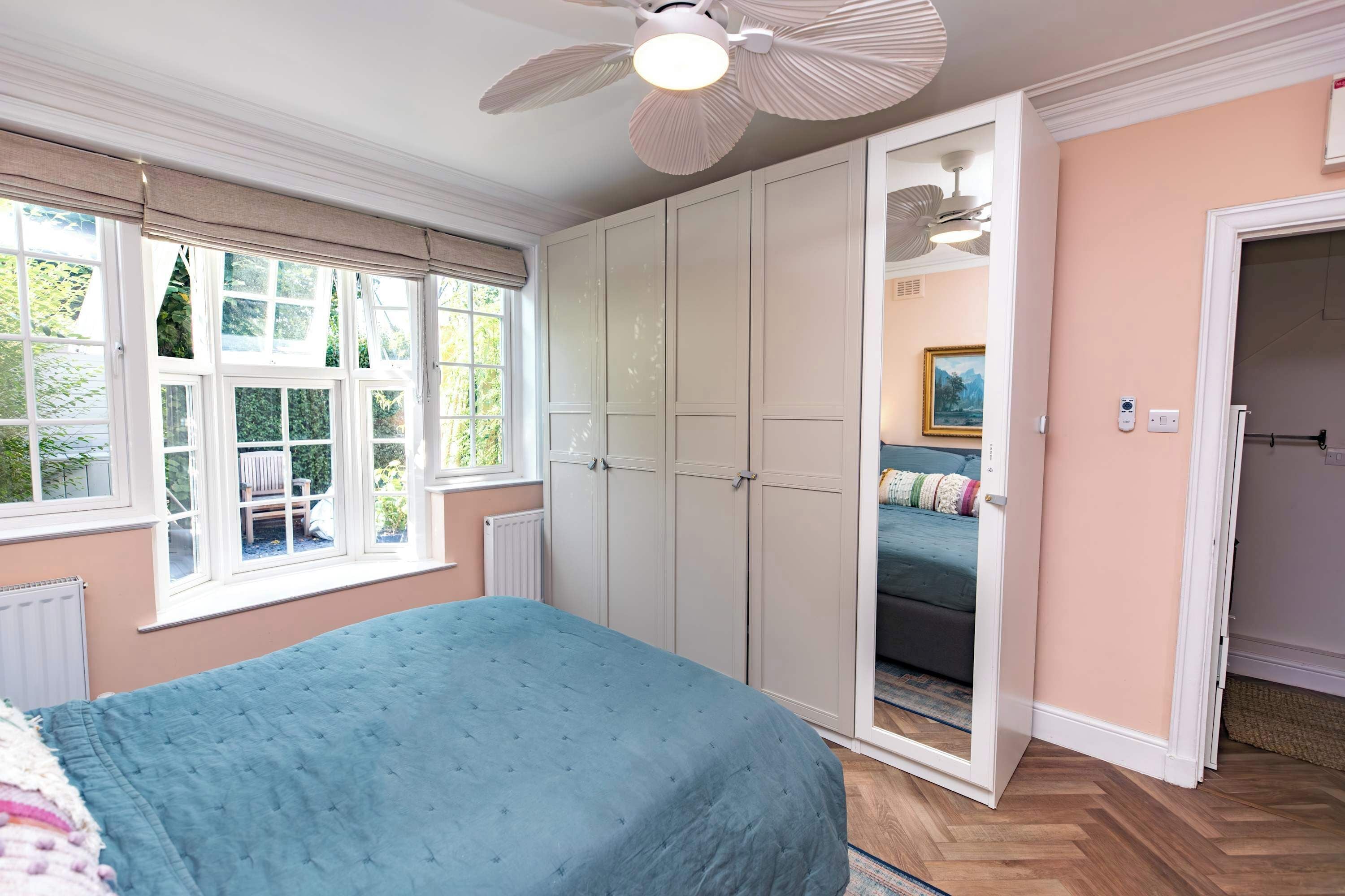 1 dormitorio, escritorio, tabla de planchar con plancha y wifi