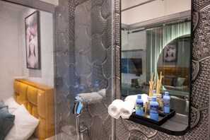 Een douche, een haardroger, handdoeken, zeep