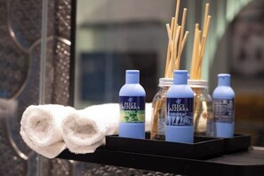 Een douche, een haardroger, handdoeken, zeep