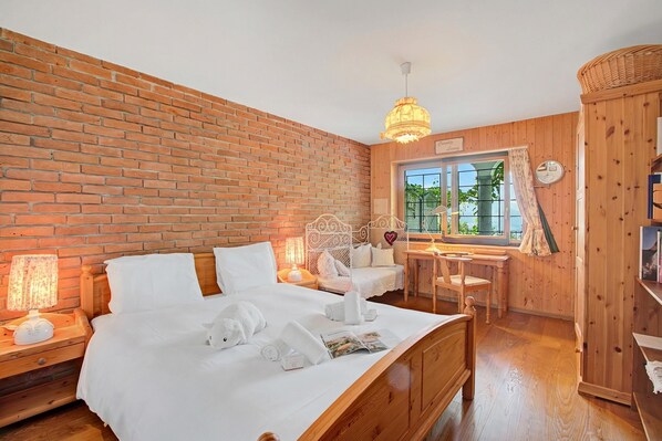 1 bedroom, free WiFi, bed sheets - Locarno Area: Quiet Lake View Escape (Minusio)