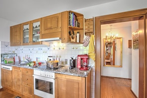 Jääkaappi, uuni, liesi, astianpesukone