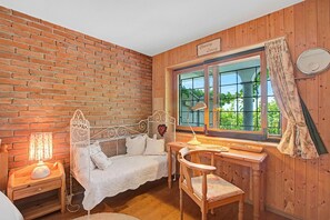 Apartament nupcial, diversos dormitoris (Locarno Area: Quiet Lake view escape) | 2 dormitoris, wifi gratuïta i roba de llit 