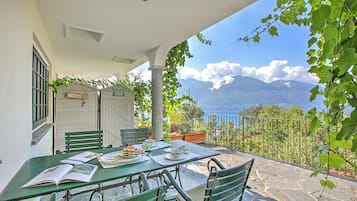 Lejlighed til brudepar - flere soveværelser - ved bjerg (Locarno Area: Quiet Lake view escape) | Udendørs spisemuligheder