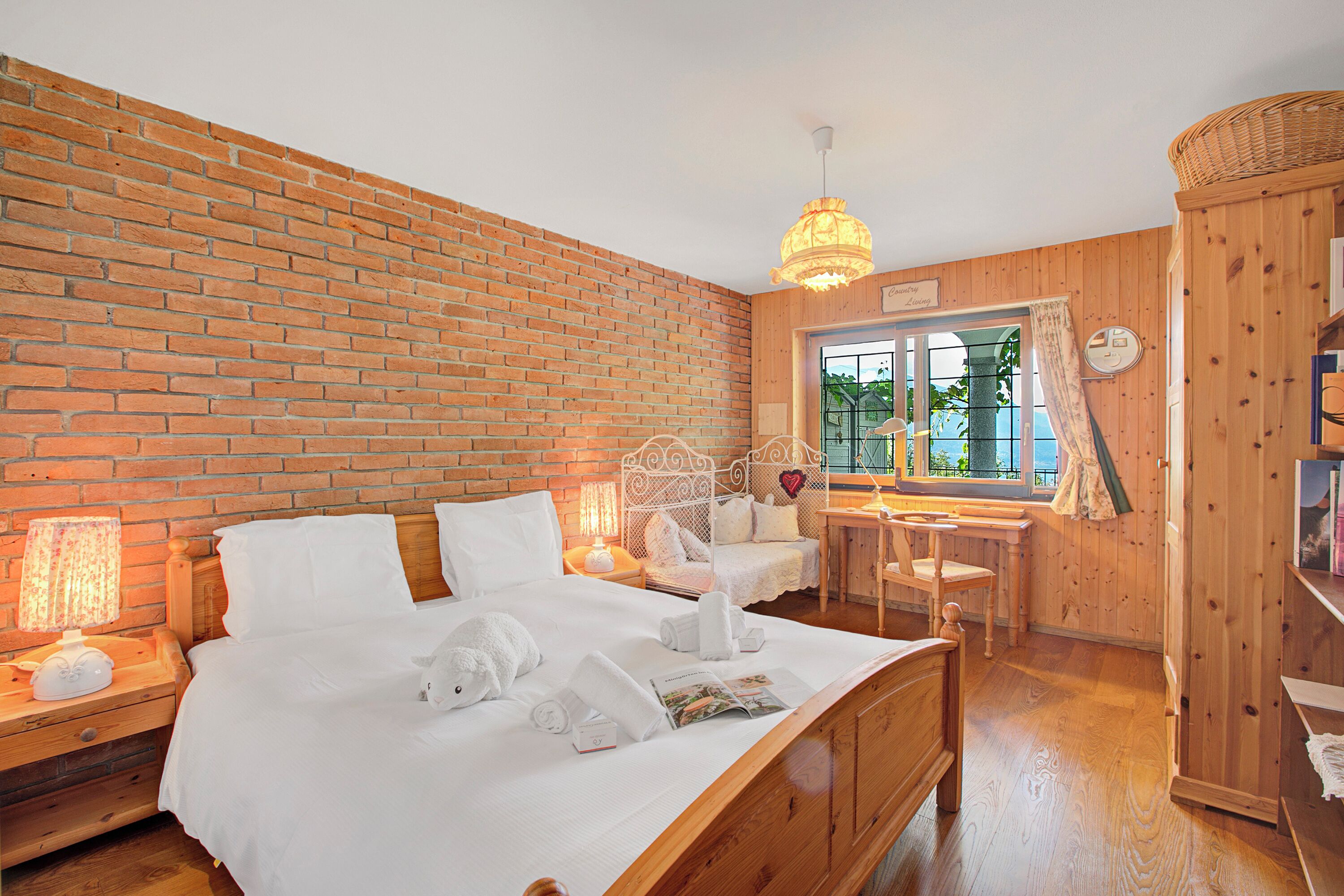 Honeymoon Apartment, Multiple Bedrooms, Mountainside (Locarno Area: Quiet Lake view escape)