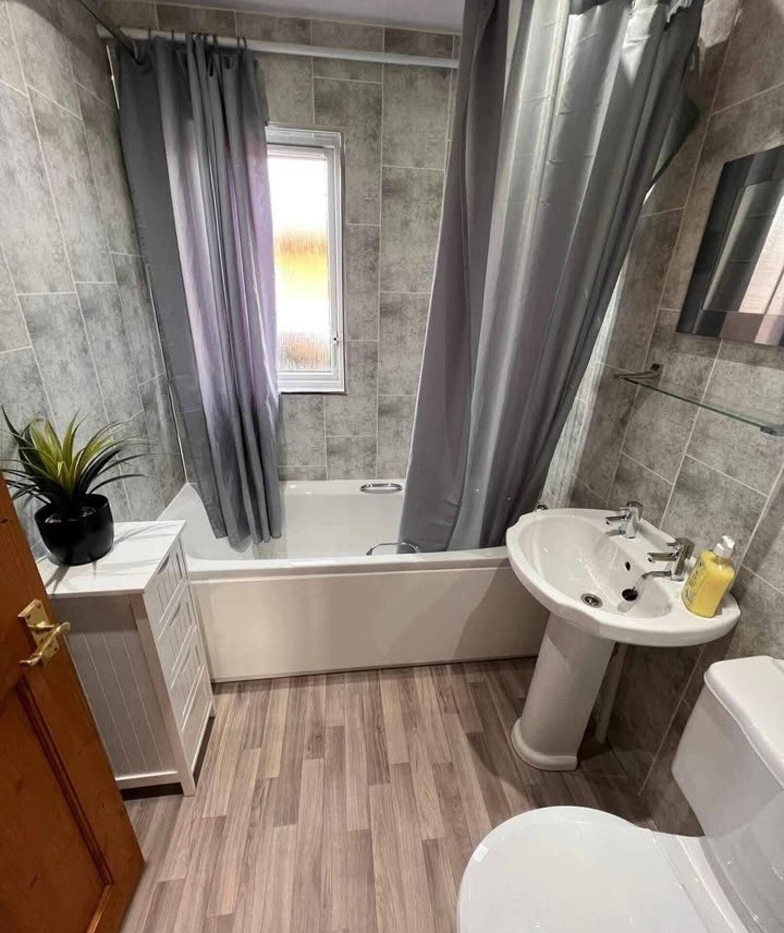 Kylpyhuone, jossa on kylpyamme, pesuallas ja wc.