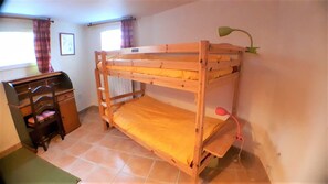 1 chambre, bureau, fer et planche à repasser, lit parapluie