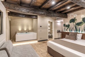 Minibar, in-room safe, desk, laptop workspace - Madonna del Pantheon (Rome)