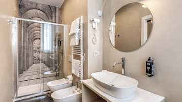 Double Pantheon view 2nd floor | Bathroom shower