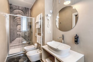 Double Pantheon view 2nd floor | Bathroom shower
