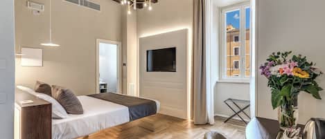 Deluxe tweepersoonskamer | Een minibar, een kluis op de kamer, een bureau, een laptopwerkplek