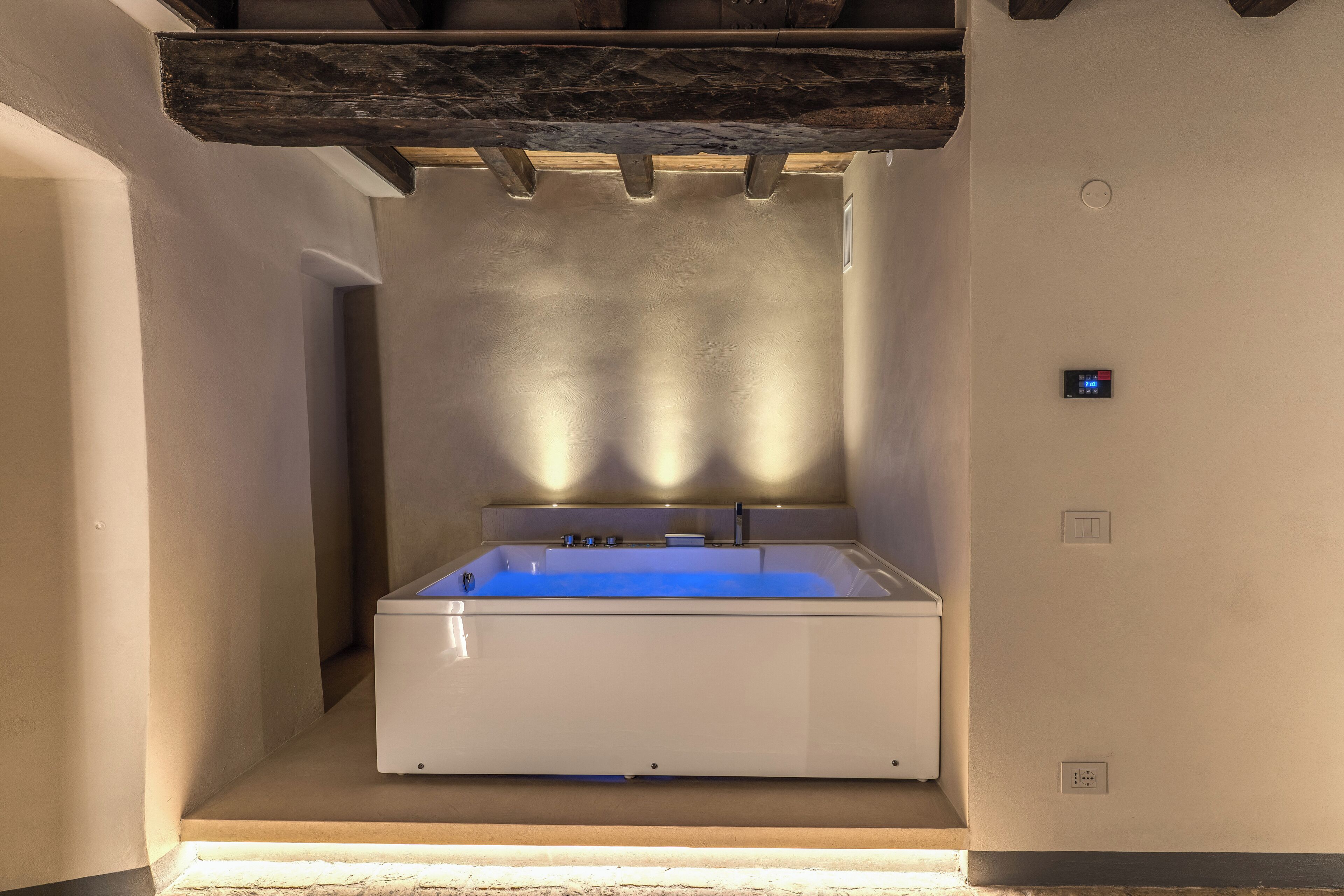 Triple with whirlpool tub mezzanine floor | Private spa tub