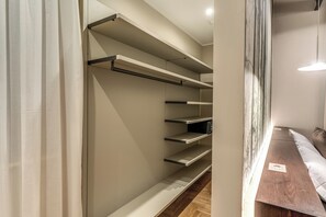 Triple with whirlpool tub 2nd floor | Armario