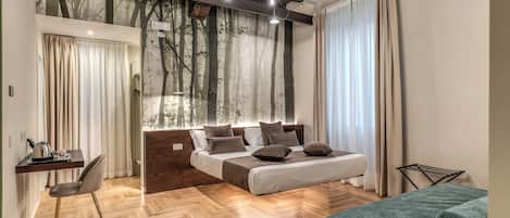 Triple with whirlpool tub 2nd floor | Frigobar, cofres nos quartos, escrivaninha