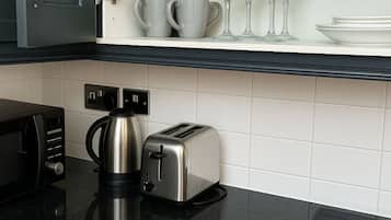 Coffee/tea maker, fridge, microwave, oven