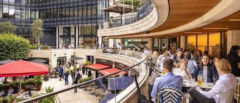 屋外ダイニングエリア