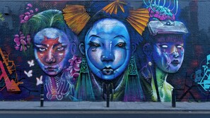 Un mural colorido sobre un muro de ladrillo.